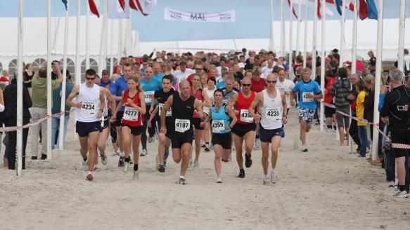 【跑步】国内外3000多名跑友参加海口国际沙滩马拉松赛