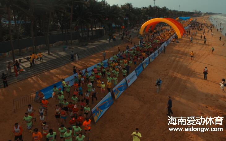 【跑步】酷！5000名跑友欢跑2015年海口国际沙滩马拉松赛 模特着比基尼狂奔吸睛