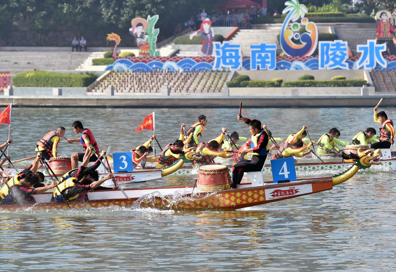 龙舟大赛9日在陵水举行 现场鼓声震耳人潮拥挤围得水泄不通