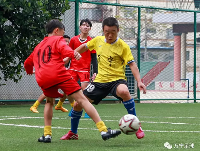 万宁市足球协会揭牌仪式暨年终座谈会在万宁中学举行 将全面推动校园足球发展