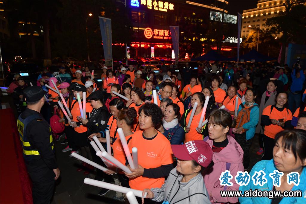 海口举办公益夜徒活动　游客点赞椰城美景