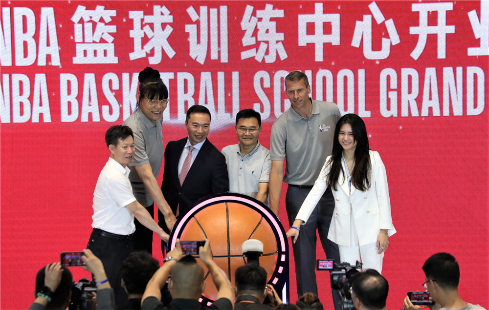 全国首个NBA篮球训练中心海南海口开业！郑海霞空降现场祝贺